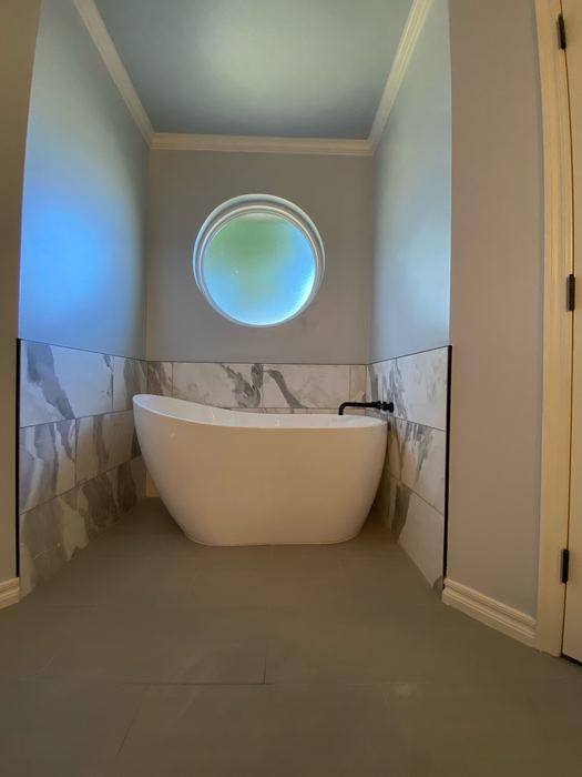 Smooth finished walls around a tub alcove