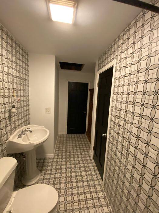 Pedestal sink with patterned tile